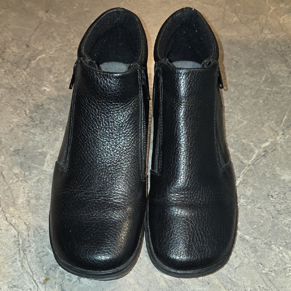 (J4) Predictions Black and Red Leather Detail